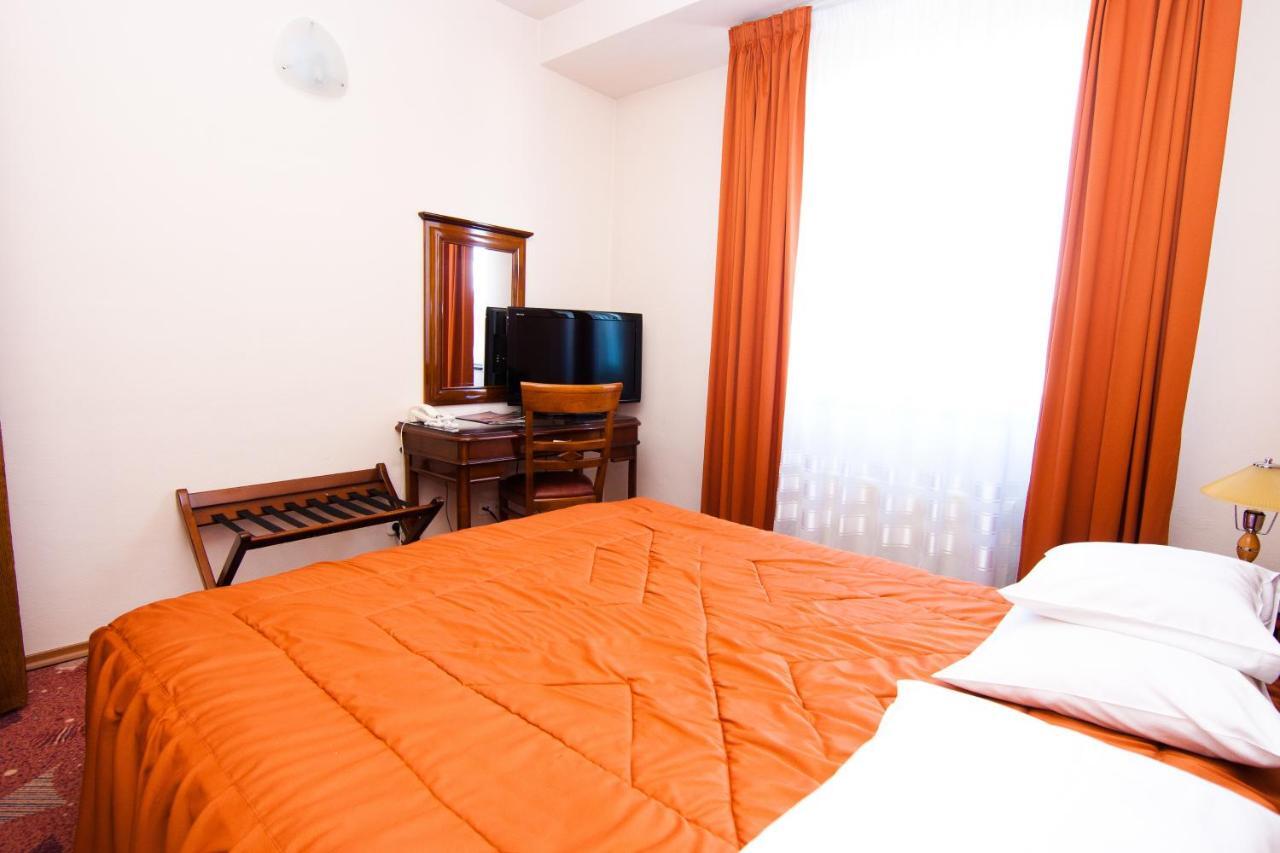 Hotel Onix Cluj-Napoca Buitenkant foto